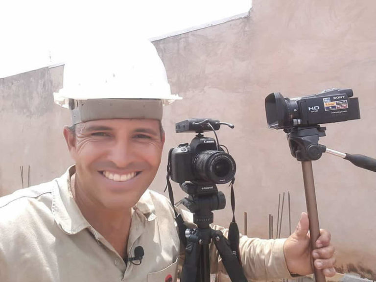 Há 25 anos na construção civil, trabalhador cria canal de vídeos e faz sucesso na web