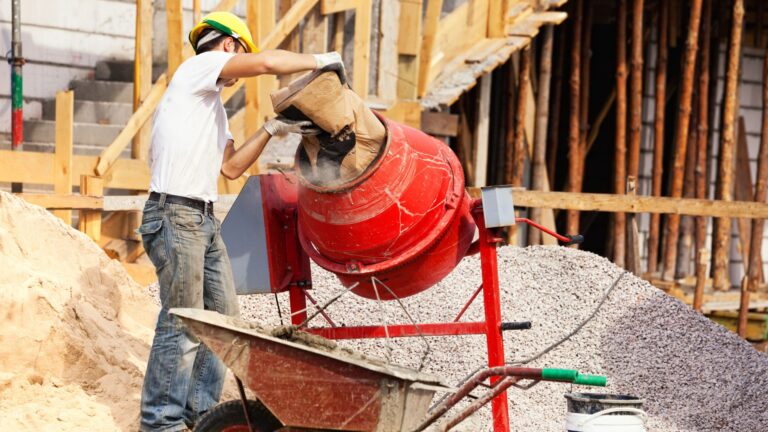 Escassez de trabalhadores atrasa obras e aumenta os custos na construção civil