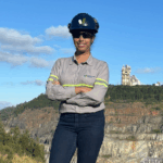 Beatriz Alexandra da Silva, engenheira de minas e supervisora de mina na Votorantim Cimentos, liderando operação na unidade de Salto de Pirapora (SP). Exemplo de participação feminina na engenharia.