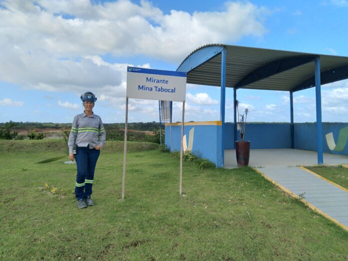 Helena Maria Alves Machado, engenheira de minas plena na fábrica de Primavera (PA) da Votorantim Cimentos, destacando a importância da presença feminina em áreas tradicionais e inspirando novas gerações na engenharia.