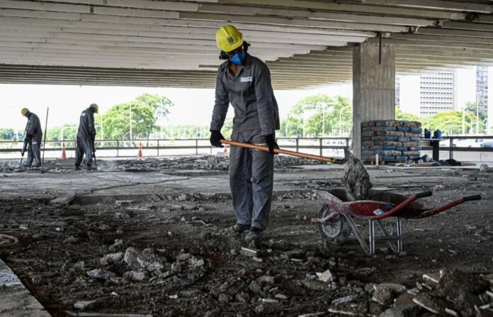 Para 35% dos empresários, o crédito caro limita o crescimento do setor; levantamento também mostra melhora parcial nos índices de atividade e confiança