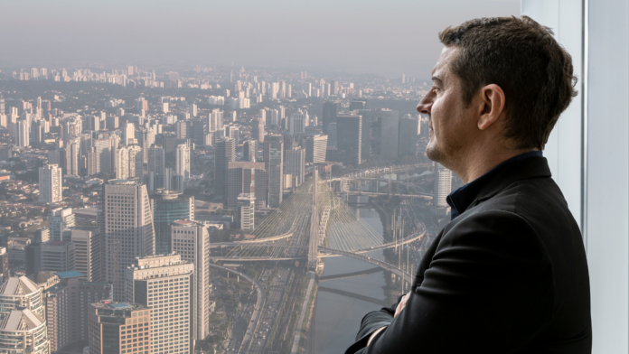 CEO de incorporadora em São Paulo, uma das cidades que mais incorporam na América Latina, analisando o cenário urbano e as oportunidades de expansão do mercado imobiliário.