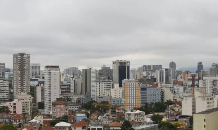 Cadastro Imobiliário Brasileiro integra a Reforma Tributária e unifica informações de imóveis urbanos e rurais com identificação nacional única.