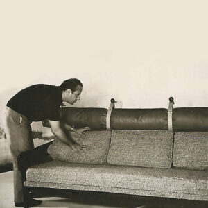 Derivação natural da poltrona, o sofá Tonico traz a mesma solução de conforto com um rolo avantajado para apoiar a cabeça. No sofá ele vem fixado com pés traseiros intermediários devido ao seu comprimento. Descontraído como a poltrona e muitas outras peças de Sergio Rodrigues o sofá Tonico é um convite irresistível para deliciosas conversas e até mesmo uma soneca depois do almoço.