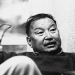 Essa foto está inscrita na herma feita em homenagem ao engenheiro e fundador de Alphaville Yojiro Takaoka, localizada ao lado do letreiro de Alphaville, no cruzamento da Avenida Rio Negro com a Avenida Araguaia. Foi inaugurada em 1994, no mesmo ano do falecimento do engenheiro. Seu nome também batiza uma das principais avenidas de Alphaville. Reconhecido como um dos mais importantes urbanizadores brasileiros das últimas décadas, e um dos maiores empreendedores da construção civil. O nome Takaoka está ligado a ícones do setor imobiliário, como os condomínios Ilha do Sul, Aldeia da Serra e Alphaville. Sua história de vida também ganhou um livro, “Yojiro Takaoka, O construtor de sonhos”, escrito pela jornalista Even Sacchi.