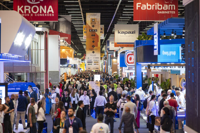 Feira FEICON 2026 com estandes cheios e grande movimentação de visitantes da construção civil