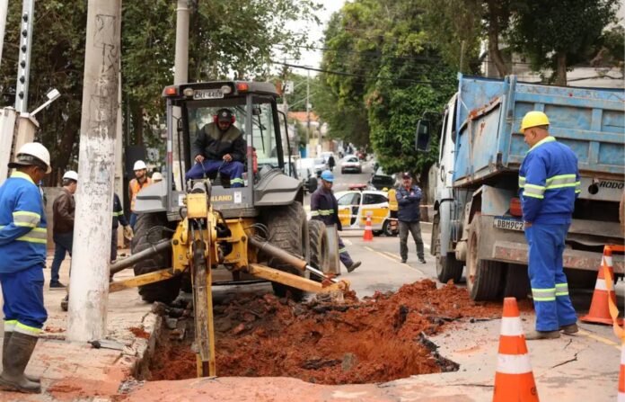Obras de saneamento básico e infraestrutura urbana para ampliação do acesso à água e esgoto nos municípios brasileiros.